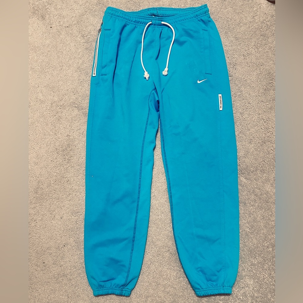 Nike Standard Issue
Men’s Dri-FIT Joggers Ideal